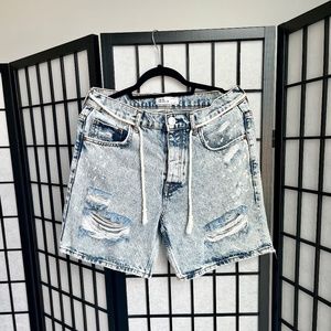 Zara Distressed Light Wash Denim Shorts  / Size- 30 (Small)